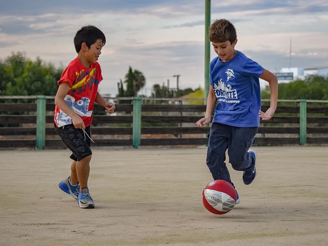 哈体院滑冰场现国家一级运动员亲授防摔技巧
